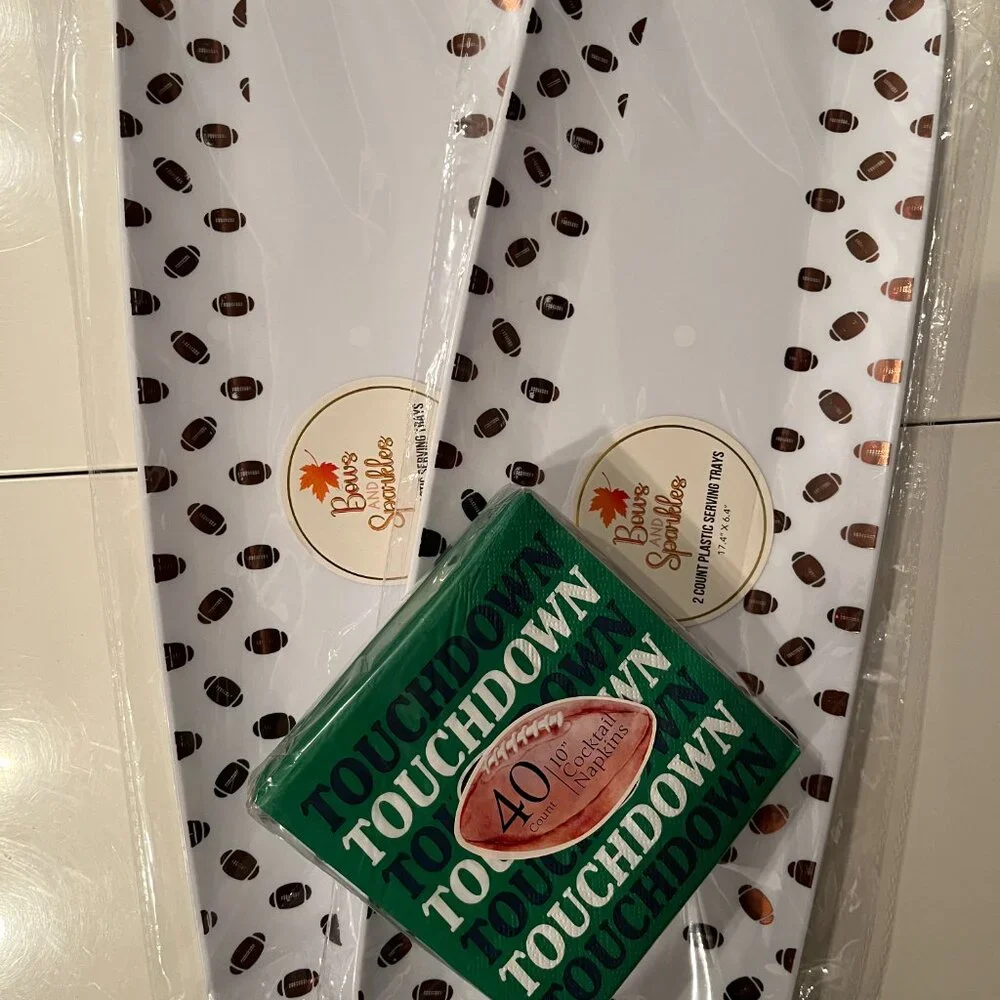 Football Plastic Serving Trays (4) and Football Napkins (new)/ps/x)‎